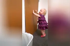 2岁小女孩知道妹妹出生超不爽，居然用超级可爱的方式崩溃了！图片