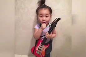 东北妞委屈：我姥踢我妈，我妈踢我，我只能踢狗了！笑死我了图片