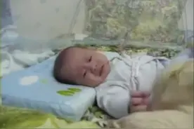 4月大小宝宝睡觉醒来不停找妈妈，可爱模样惹人怜图片