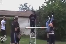 玩双节棍玩到蛋碎 笑死人傻缺蛋疼视频集锦--热门原创图片