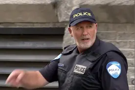 外国人街头恶搞之淘气的美国警察图片