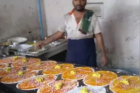 印度街头美食达人，几分钟十几张美味大饼出炉，看着好想吃啊！图片