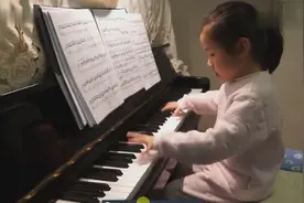 4岁小女孩演奏钢琴299练习曲 太牛了图片