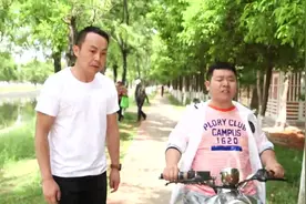 爆笑！无良大叔怒坑花季少男图片