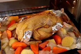 教你用烤箱做烤鸡，鸡肉鲜嫩多汁超入味，有荤有素营养均衡