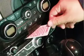 牛人自己动手拆CD盒，取出小孩放进去的停车卡