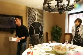 霍建华请鲁豫吃大餐，拿着红酒喊服务生，一句话暴露人品