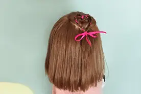 彩带爱心发型怎么编 儿童短发发型扎法视频封面