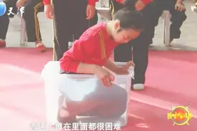 小女孩会柔术，现场尝试把自己装进储物箱，她真的能成功吗？视频封面