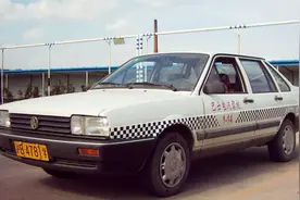 为什么驾校的车，踩离合不踩油门就可以走，自己的车就不行