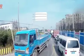 上海金山：消防车出警遇堵，沿途司机是这样让路的视频封面