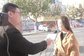 街头采访：男人月薪多少才算合格，妹子说三万？
