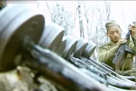 抗联一部分撤退到苏联后，换装苏军军服，清一色苏联波波沙冲锋枪