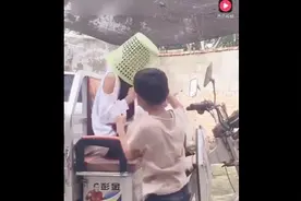 儿子这样恶搞妈妈，确定是亲生的吗？笑尿了！视频封面