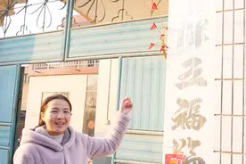 门口别起了小红旗，嫁到这边这么多年，也是才知道其中的意思