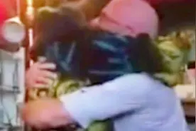 离异夫妇重新复合 儿子圣诞节记录老爸求婚老妈视频封面