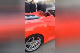 小伙拿他父母给的40万去买啦一台法拉利视频封面