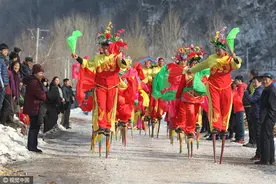 图片故事：东北山村的踩高跷大秧歌，扭一扭幸福更长久图片