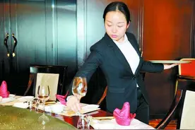 “摆台状元”和她的“碗碟艺术”图片