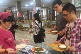高校食堂论斤打菜叫板网上订餐 七八元能吃四五个菜图片