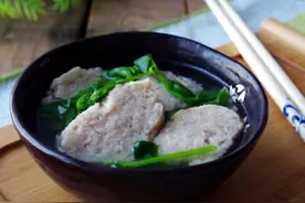 豌豆尖圆子汤图片
