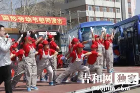 长春公交集团为23位公交劳模办《劳动最光荣》慰问演出图片