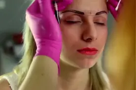 将眉毛刮光再重新纹眉会怎样？这妹子颜值提升了好几个档次！