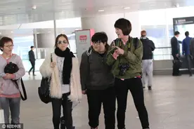 好亲民！邓紫棋抵沪边走边为歌迷签名 与粉丝聊天散发魔性笑声图片