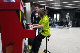 九岁冰岛女孩英国地铁站演奏钢琴引路人惊呼图片