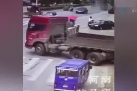 监控拍下从大货车下爬出的女子，没人知道她刚刚经历过了什么！视频封面