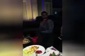 最尴尬的同学聚会，哥们，你还是再开个包间吧，笑死我了视频封面