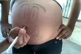 孕妇在肚子上作画，原来还可以这样玩！