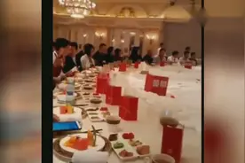 俺村的穷小伙中了500万请吃饭，全村的人都来了视频封面