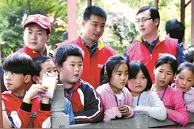 山里娃进城赏牡丹图片