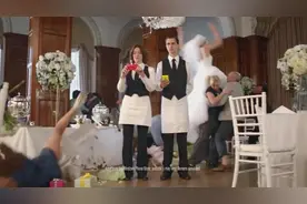 结个婚怎么变成群殴现场了？不能好好拍照么！