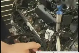 奔驰喷油嘴拆装教程及注意事项！视频封面