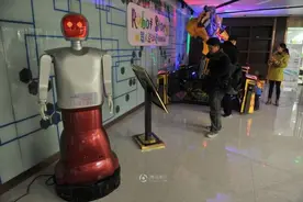 贵州餐厅雇机器人服务员 美媒:不会担心它们接管世界图片