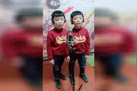 双胞胎兄弟唱歌，这样的兄弟俩你喜欢吗？视频封面