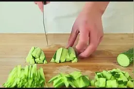 厨房大厨也天天练的5种黄瓜的切法技巧练习，3分钟就能上手视频封面