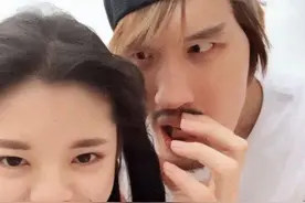 格斗巨人约会萝莉 粉丝们绝对非常不可思议两人大秀恩爱图片