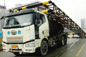 闹哪出？罐车“背着”限高架跑了百米 磨出火花图片