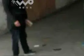 淮安中学老师用金属探测仪查学生宿舍手机 发现即砸毁图片