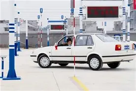 驾考科目一考生积压多 交警蜀黍这样应对图片