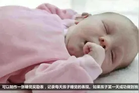 哄娃睡觉女儿竟把脚伸到我嘴里！内心OS：要不是亲生的，我就视频封面