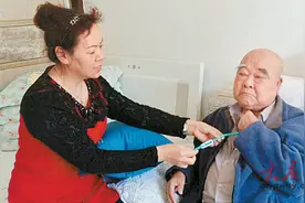 老人患喉癌声带被摘除 好儿媳照顾重病公公30年图片