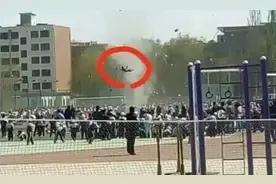 龙卷风袭击小学足球场，一学生被卷飞图片