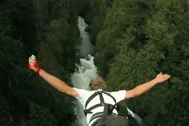 极限挑战,荡绳穿越高空玻璃桥，万元招募“段女郎”一起飞！图片