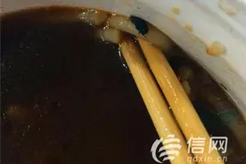 青岛好一家牛肉粉外卖浮现苍蝇 顾客快吃完了才看见图片