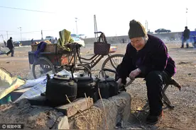 74岁“烧水奶奶”在集市卖开水，勤劳能干服务热情图片