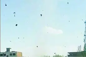 世界风口突起尘卷风一学生被刮到半空中图片